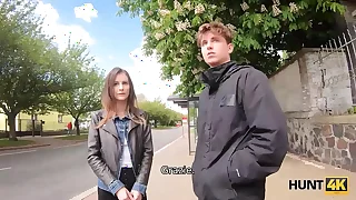 HUNT4K&period; La bella ragazza mostra le sue incredibili abilit&agrave; sessuali a un maschio ricco